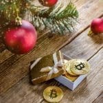 De Kerst staat voor de deur en dus is men op zoek naar hét cadeau. En met crypto dat nog altijd in populariteit groeit is de kans groot dat je een echte crypto-fanaat in de vriendengroep of familie hebt zitten. Ben je op zoek naar een leuk cadeau voor hem of haar? Dan ben je aan het juiste adres!