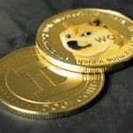 Analyse: Waarom Dogecoin handelaren op het randje van hun stoel zitten