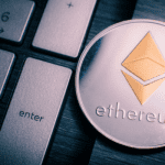 Fysieke Ethereum munt liggend op toetsenbord