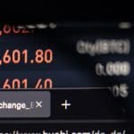 Klanten van grote crypto exchange nemen massaal geld op