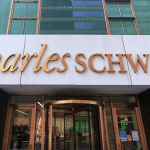 ETF de Bitcoin de Charles Schwab está en camino, predicen analistas