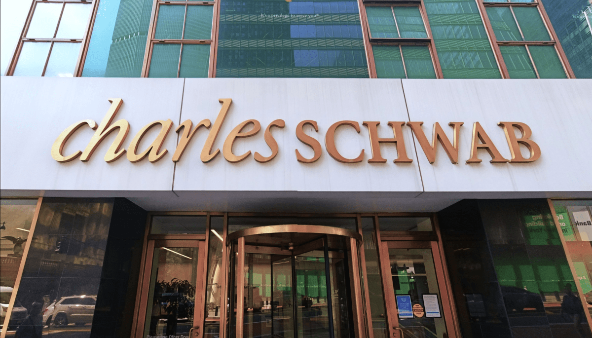 ETF de Bitcoin de Charles Schwab está en camino, predicen analistas