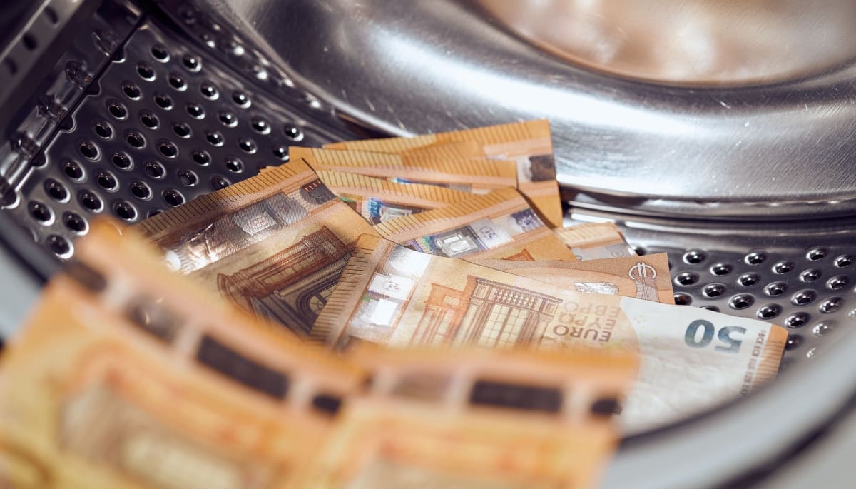 geld witwassen. Foto van eurobiljetten in een wasmachine