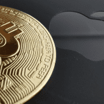 Crypto ontbijt: Bitcoin ETF's blijven bloeden, VS klaagt Apple aan & meer