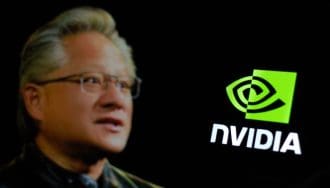 Foto van Jensen Huang met het Nvidia logo