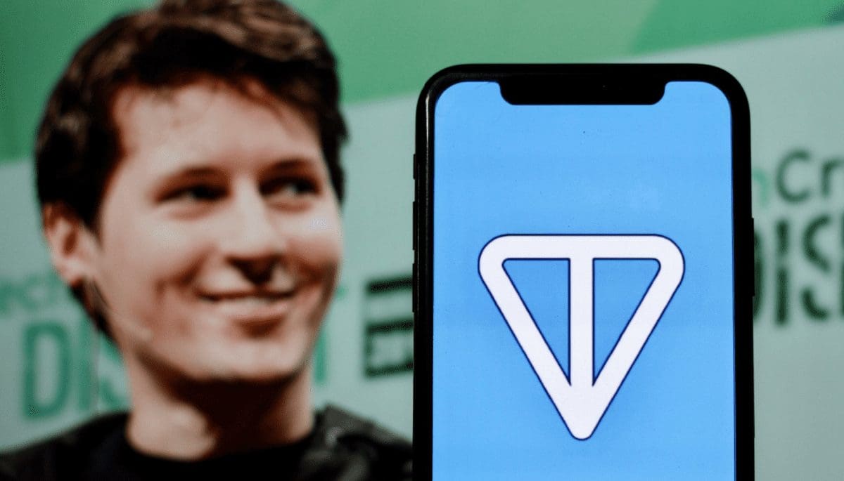 Foto van Telegram oprichter Pavel Durov samen met Toncoin logo