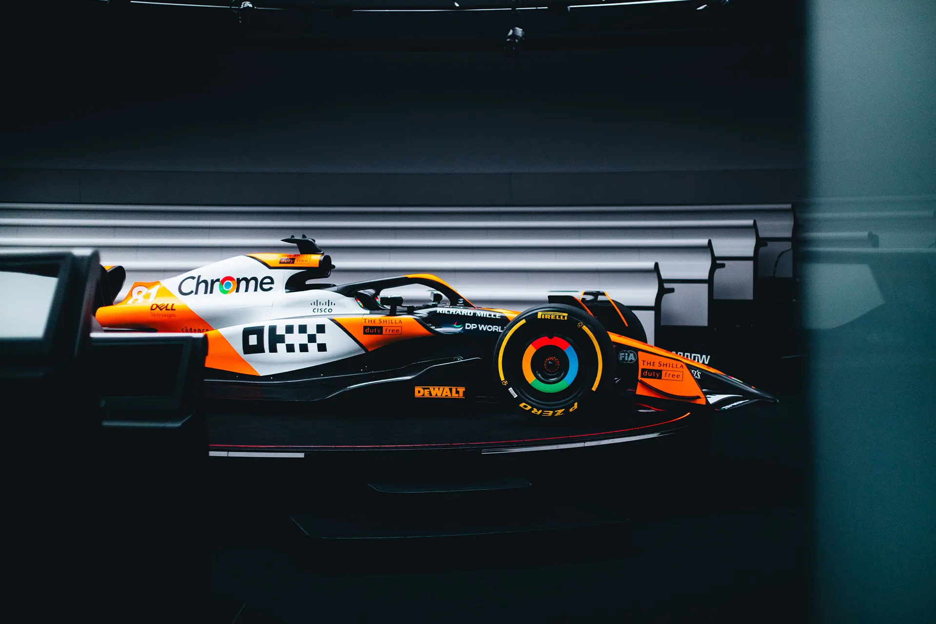 De in Singapore onthulde nieuwe livery van McLaren, in samenwerking met OKX. Het model eert de dertien McLaren-legendes die het succes van het team mogelijk hebben gemaakt.