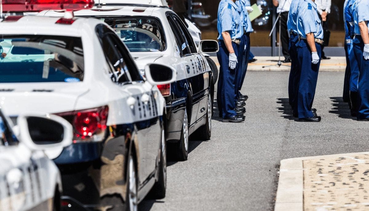 politie agenten bij een politieauto