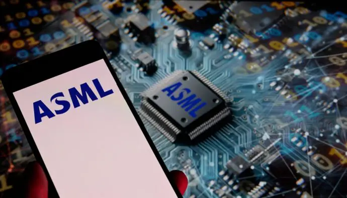 Elke maand €100 investeren in ASML: dit had het je opgeleverd