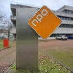 Bord bij de ingang van de Nederlandse Publieke Omroep (NPO)