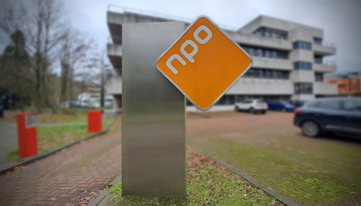 Bord bij de ingang van de Nederlandse Publieke Omroep (NPO)