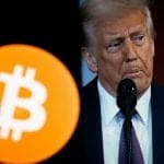 Een foto van Donald Trump naast een mobiele telefoon met daarop het bitcoin logo, symbolisch voor een nationale bitcoin reserve