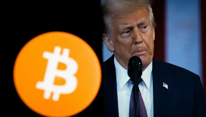 Een foto van Donald Trump naast een mobiele telefoon met daarop het bitcoin logo, symbolisch voor een nationale bitcoin reserve