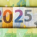 Verschillende bankbiljetten met eurobedragen, zo neergelegd dat het getal 2025 wordt afgebeeld