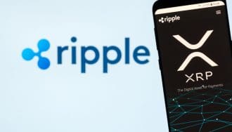 Het logo van Ripple met daarnaast een mobiele telefoon met hun cryptomunt XRP