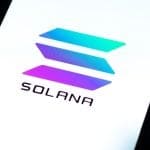 solana logo zichtbaar op smartphone