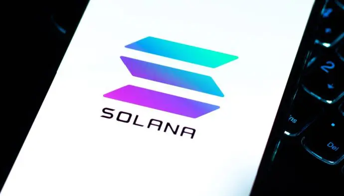 solana logo zichtbaar op smartphone