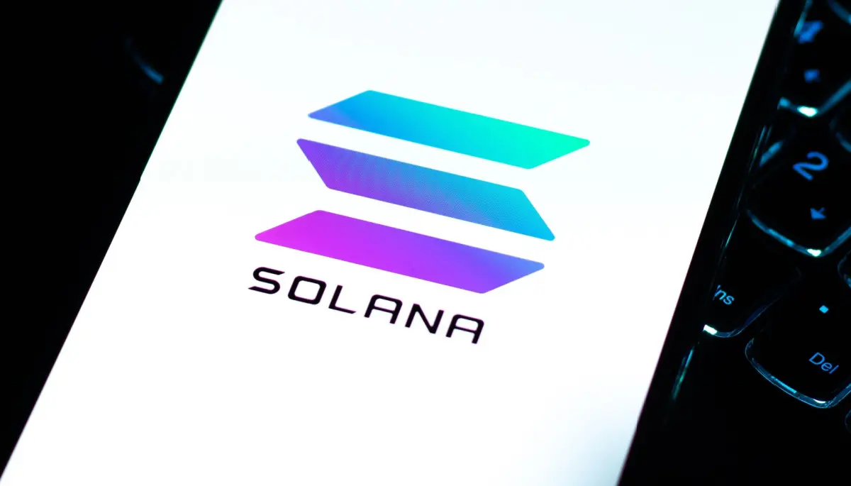 solana logo zichtbaar op smartphone