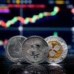 Afbeelding met bitcoin, ethereum en XRP munten en op de achtergrond een scherm met marktdata en een grafiek