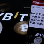 Afbeelding van een BBC nieuwbericht over de Bybit hack waarbij $1,5 miljard aan ethereum (ETH) werd gestolen. Op de achtergrond staat het logo van Bybit met Litecoin en Bitcoin munten