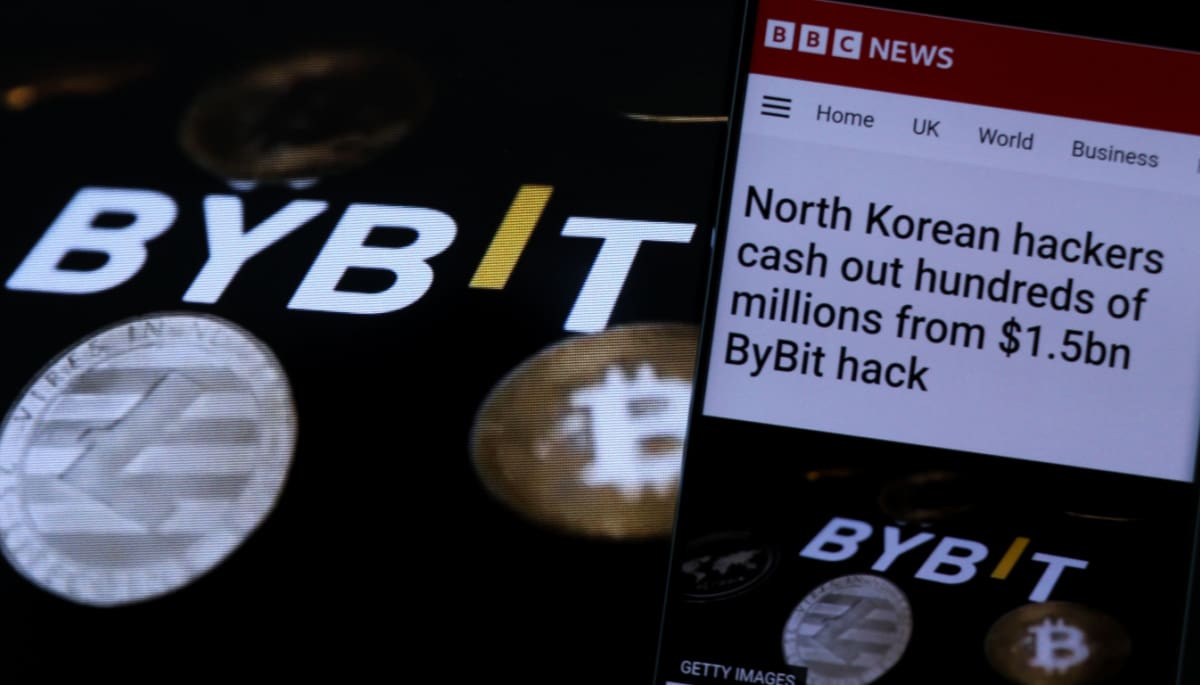 Afbeelding van een BBC nieuwbericht over de Bybit hack waarbij $1,5 miljard aan ethereum (ETH) werd gestolen. Op de achtergrond staat het logo van Bybit met Litecoin en Bitcoin munten