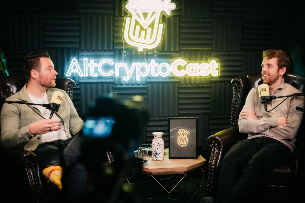 Crypto analist podcast praat op stoel