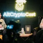 Crypto analist podcast praat op stoel