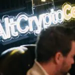 Sjuul voor een bord van zijn crypto podcast altcryptocast