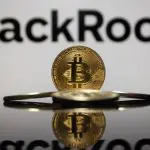 Een afbeelding die representatief is voor de bitcoin ETF's, met op de voorgrond een bitcoin (BTC) munt en op de achtergrond het logo van BlackRock