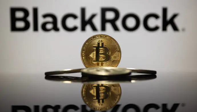 Een afbeelding die representatief is voor de bitcoin ETF's, met op de voorgrond een bitcoin (BTC) munt en op de achtergrond het logo van BlackRock