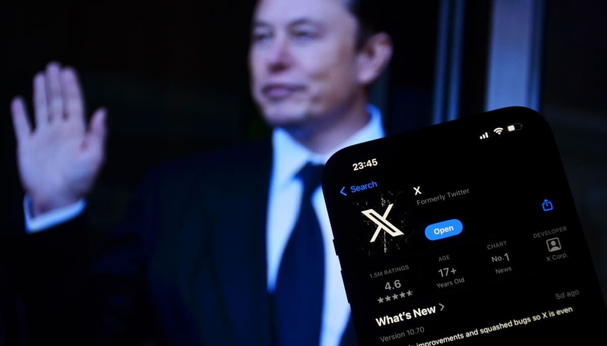 Een afbeelding van Elon Musk op de achtergrond, met op de voorgrond een afbeelding van X (voorheen Twitter) in de App Store