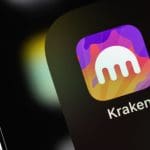 Een afbeelding van een IPhone met een kleurrijke app pictogram van cryptobeurs Kraken in een map