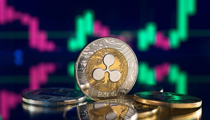 Een afbeelding van een XRP munt, met op de achtergrond een dalende en daarna hard stijgende koers