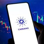 Een afbeelding van een telefoon met het cardano logo er op, met op de achtergrond een stijgende grafiek