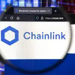 Een afbeelding van een vergrootglas die inzoomt op de website van Chainlink, een van de grootste altcoins van de cryptomarkt