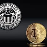 Een bitcoin munt in een zwarte afbeelding met op de achtergrond de Amerikaanse Federal Reserve