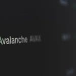 Een close up shot van de altcoin en cryptomunt avalanche in een ranking, met ticker en prijs