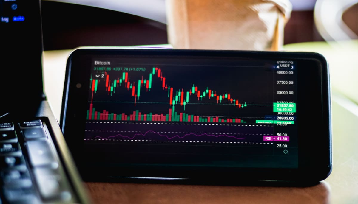 Een consoliderende (zijwaarts gaande) bitcoin koers die weinig prijsactie laat zien, candle chart