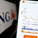 Een foto van een koers in de ING app met daaromheen marktdata, en op de achtergrond een scherm met het logo van ING