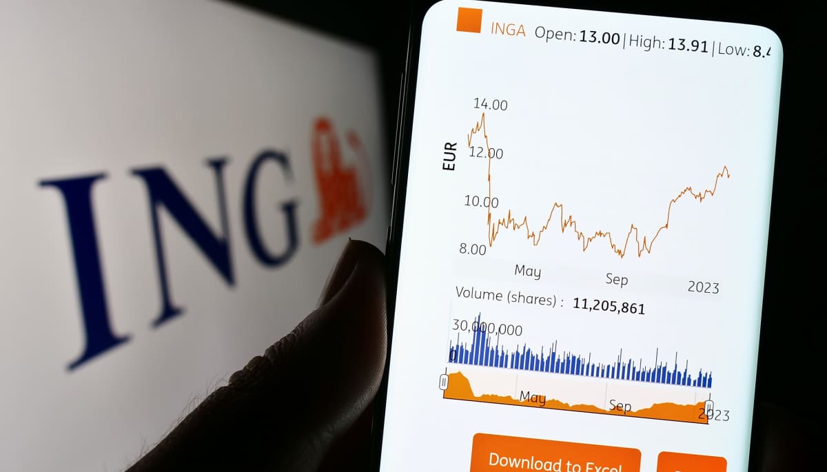 Een foto van een koers in de ING app met daaromheen marktdata, en op de achtergrond een scherm met het logo van ING