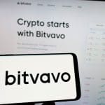 Een foto van een twee schermen, waaronder één met het bitvavo logo en een andere met de bitvavo website, de grootste cryptobeurs van Nederland