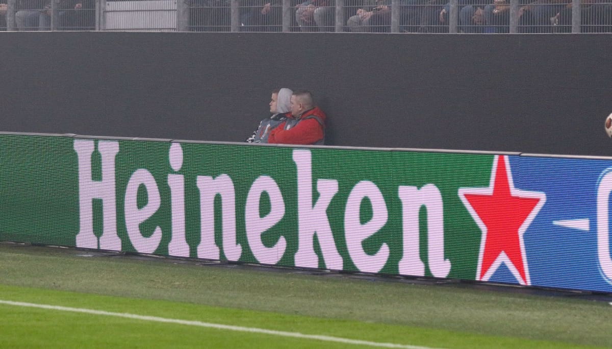 Een foto van het Heineken logo in een voetbal stadion