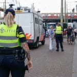 Een foto van twee politie agenten in Nederland, Den Haag