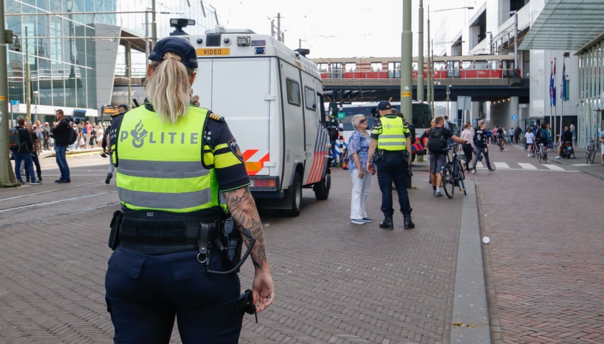 Een foto van twee politie agenten in Nederland, Den Haag