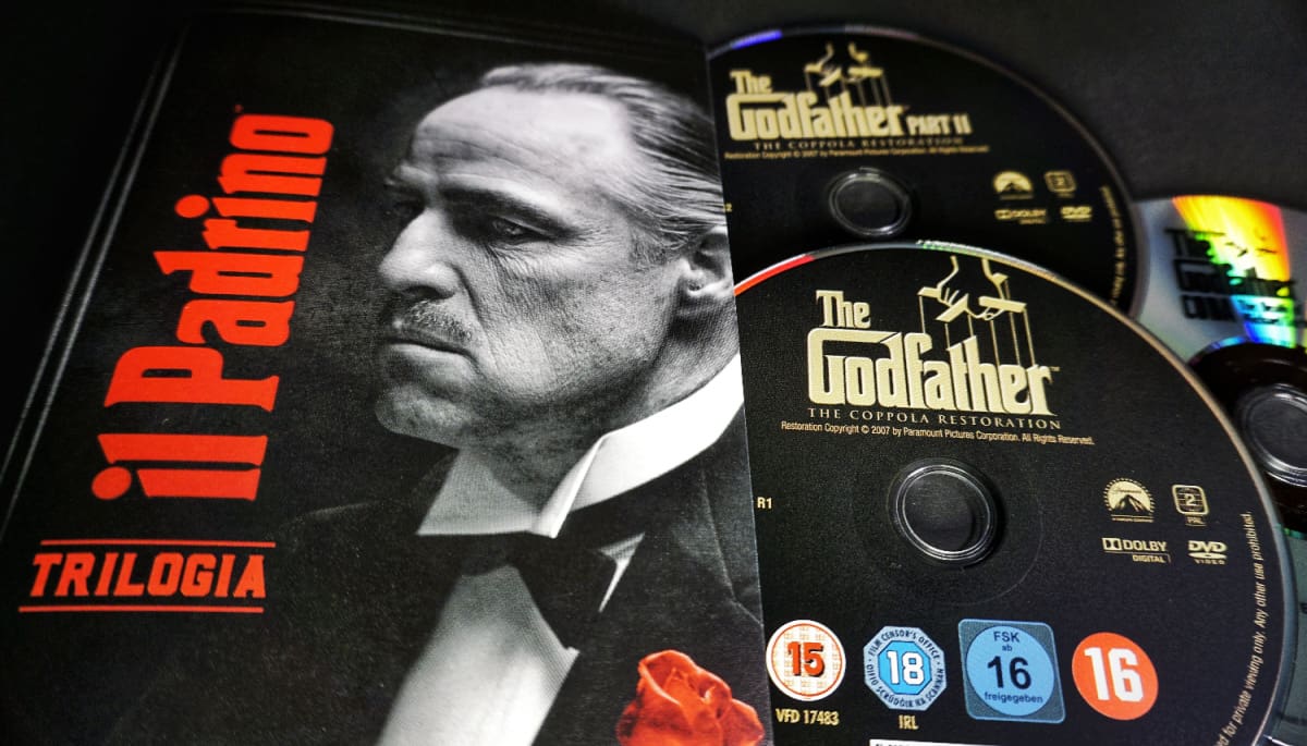 Een foto van verschillende cd's en verpakkingen van the godfather, een maffiafilm