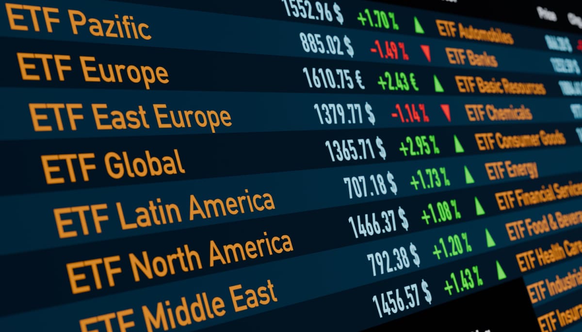 Een handels bord op een beurs met marktdata van allerlei ETF's