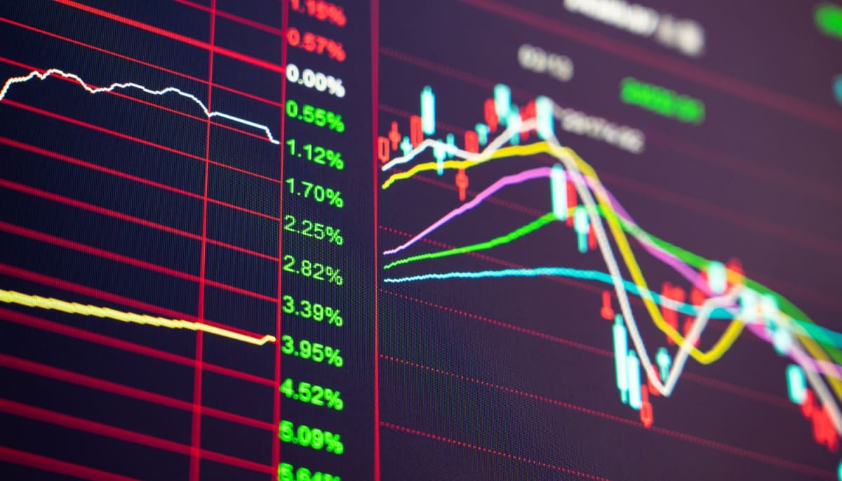 Een licht dalende candle grafiek met daarnaast verschillende marktdata, een kleurrijke indicator voor de prijs en koers van een crypto