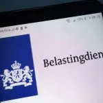 Een mobiel met daarop het logo van de Nederlandse belastingdienst