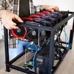 Een solo amateur bitcoin miner zet zijn mining installatie op tafel