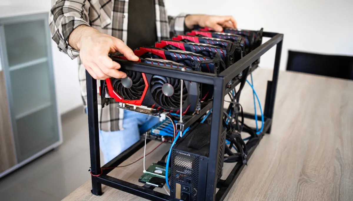 Een solo amateur bitcoin miner zet zijn mining installatie op tafel